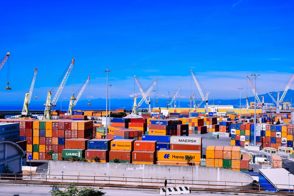 Logistique portuaire : conteneurs et grues — photo d’illustration